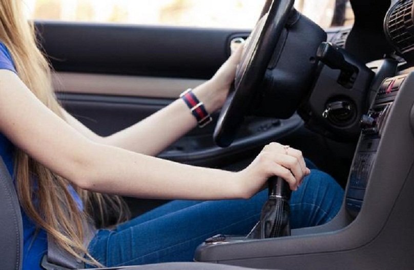 Cách đi xe số sàn không bị giật 1