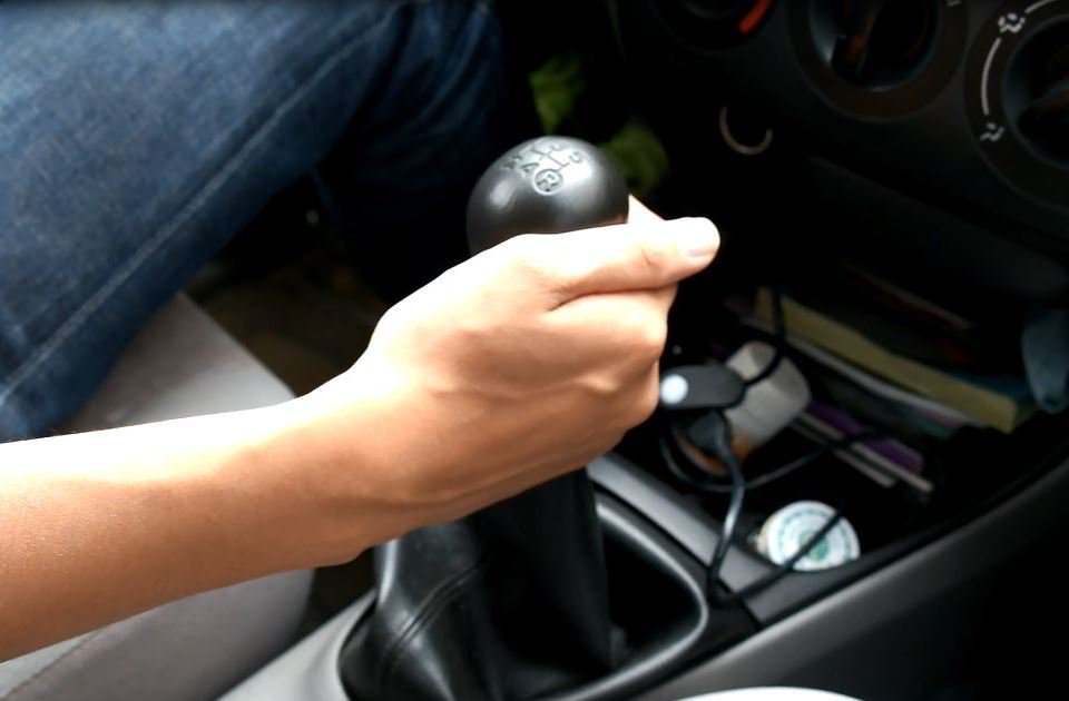 Đạp côn, gài số 1 và hạ phanh tay 1