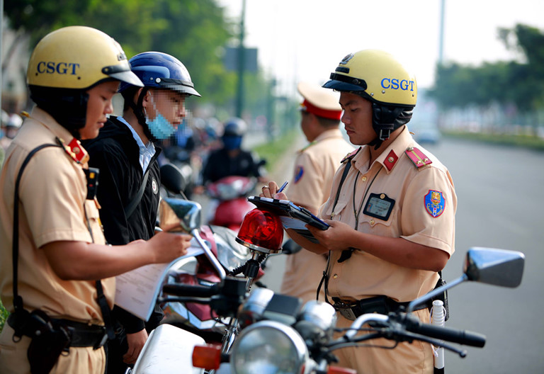 Kiểm tra giấy tờ chủ phương tiện tham gian giao thông