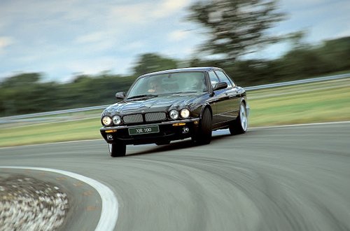 Xe không giảm tốc khi vào cua Xe không giảm tốc khi vào cua.