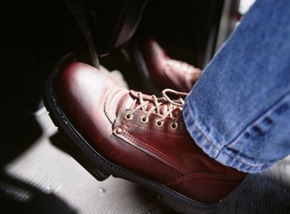 Sau khi dừng đèn đỏ, nhiều người có thói quen đạp ga hết cỡ để tăng tốc Sau khi dừng đèn đỏ, nhiều người có thói quen đạp ga hết cỡ để tăng tốc 1